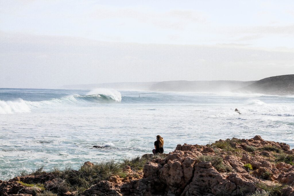 surfista contemplando el mar