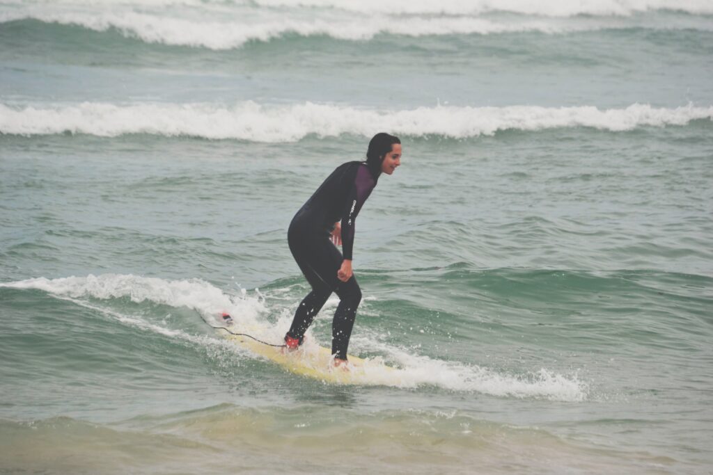 surfista practicando el take off