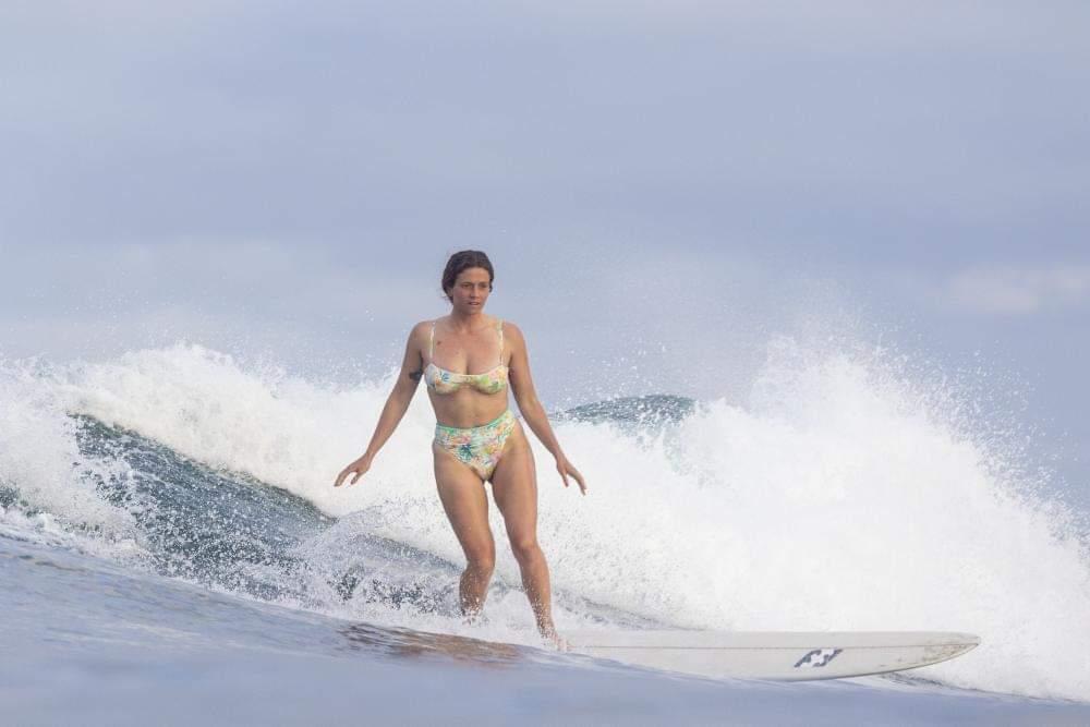 Carlota Jáuregui sobre la tabla de surf