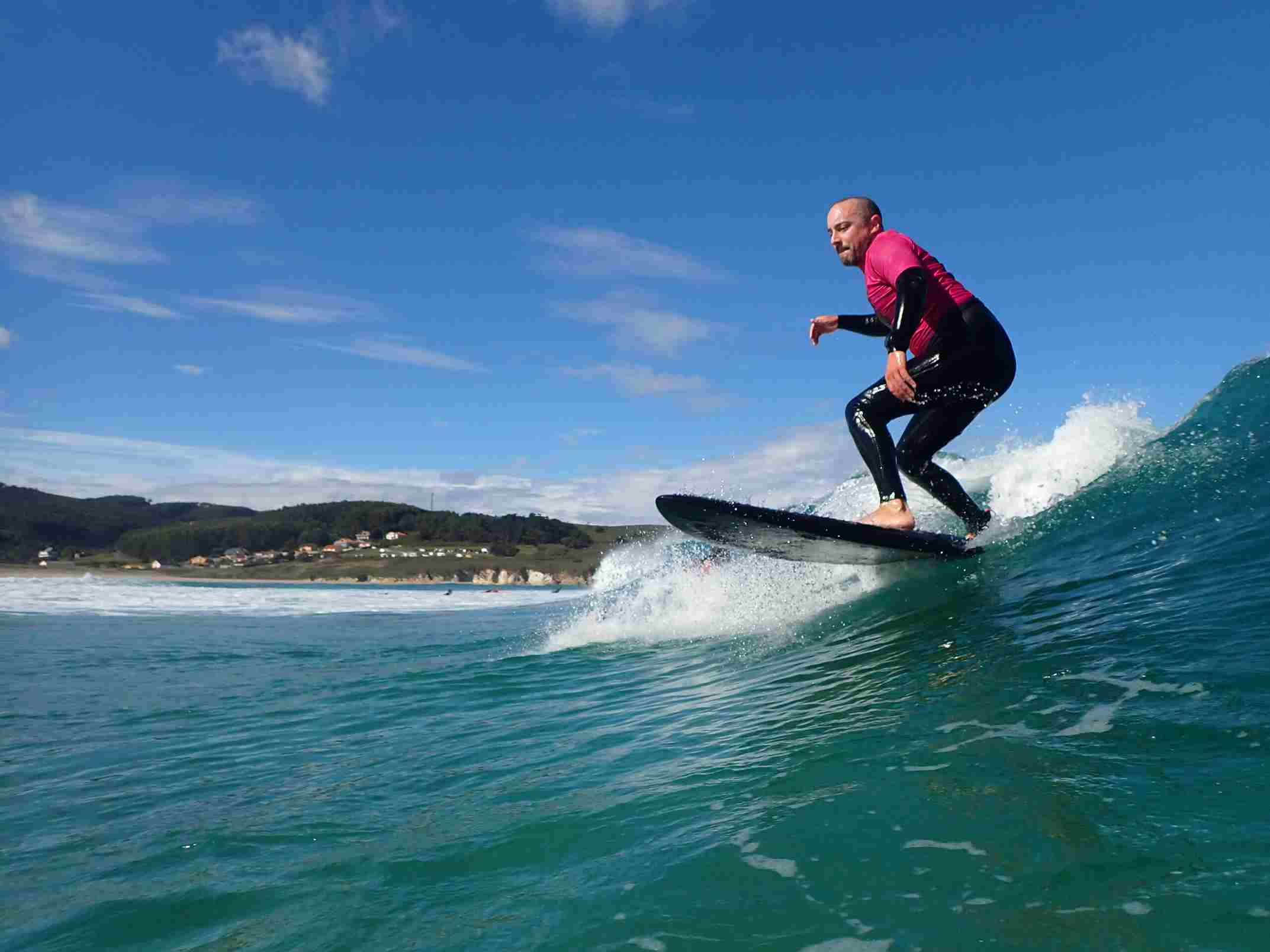 Clase de surf de nivel medio en Pantín con “Ondas Novas”