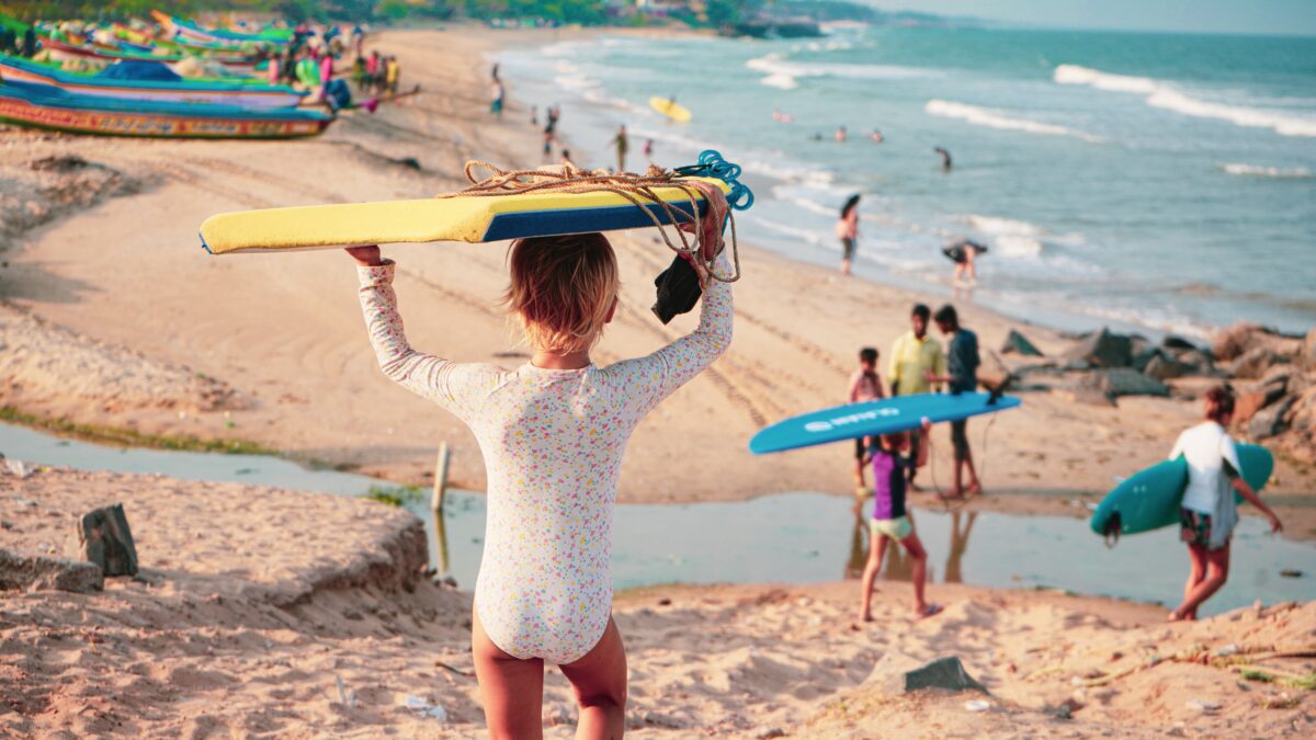 Niños aprendiendo a surfear