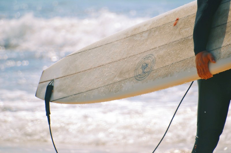 La parafina de surf se utiliza para no resbalarte sobre la tabla de surf.