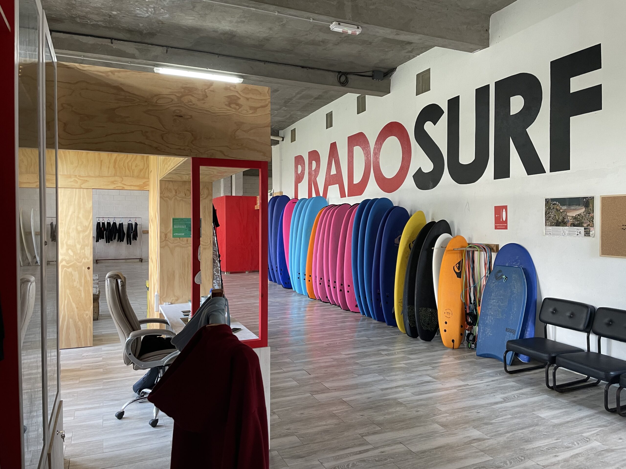 Alquiler de tablas de surf y neoprenos en “Prado Coruña”