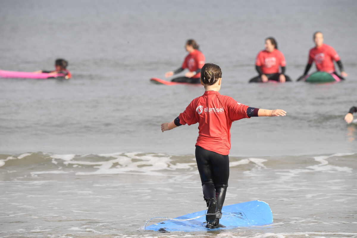 Clase de surf para niños con Prado Surf