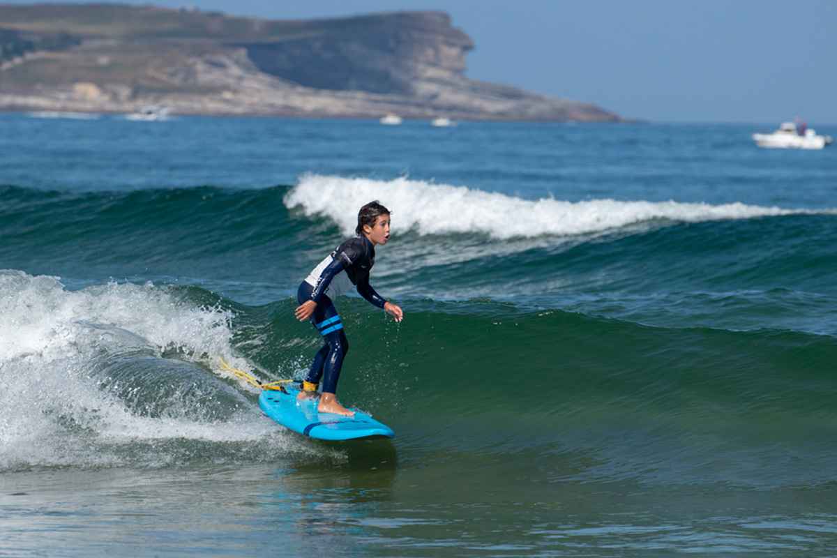 Clases de surf en la Playa de Baldaio, Galicia con “La Wave”