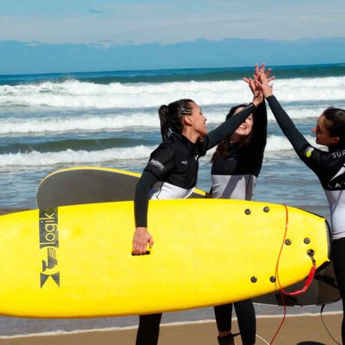 Surfcamp para adultos en galicia con La Wave Coruña. reserva online