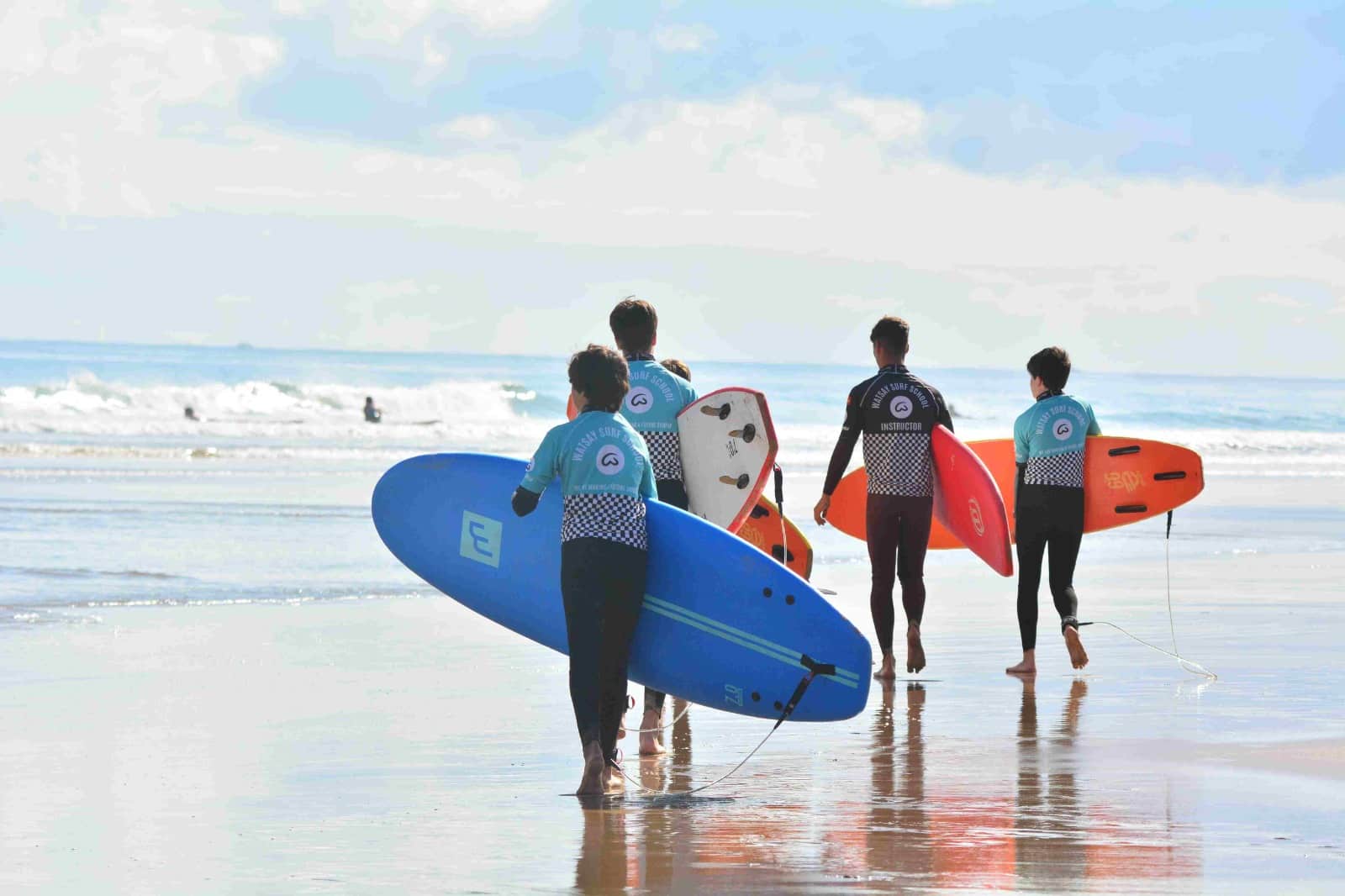 Surf en la playa de Berria: Clases con “Watsay”🏄‍♂️🌞🏝️🤙
