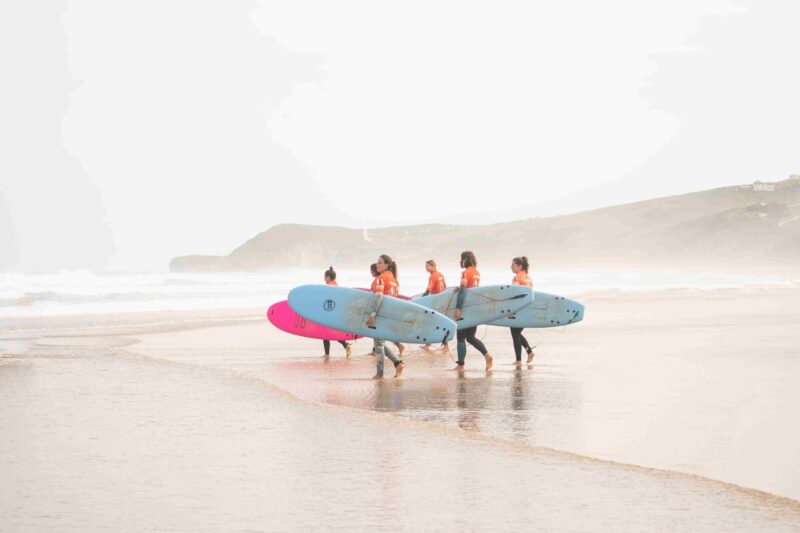 alquiler de tablas de surf en la playa de Merón por hora. Escuela de surf Merón. Reserva online