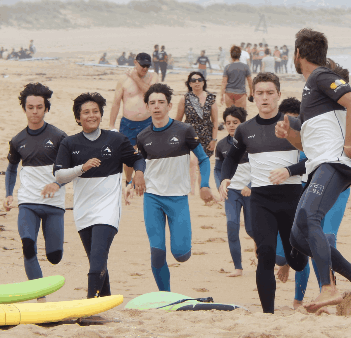 Surfcamp para jóvenes en Somo, Cantabria con “La Wave”🏄🌞