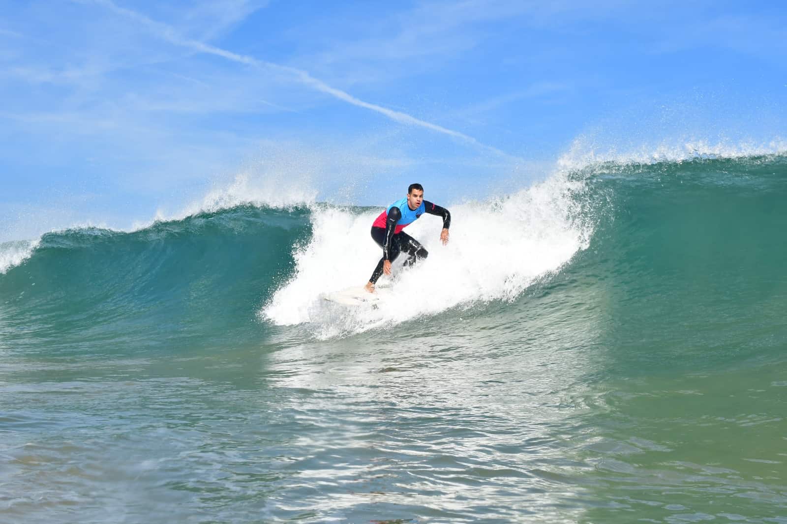 Surf en Berria, Cantabria: Clases de “Nivel Medio” con Surf Waves Sound 🏄🏄‍♂️