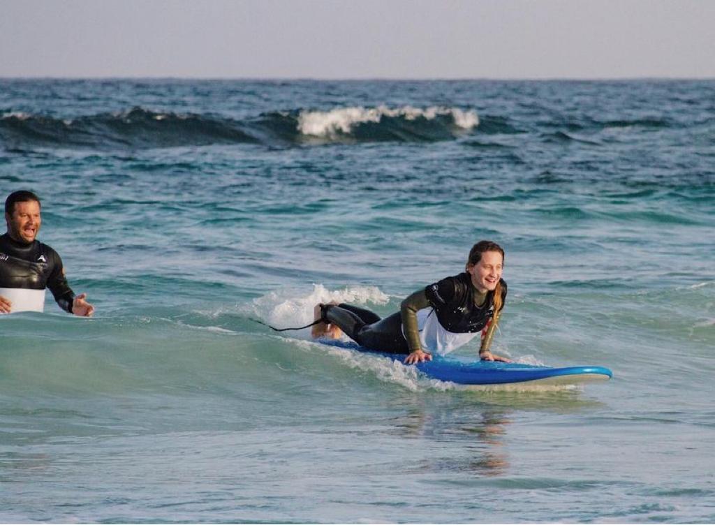 Clases de surf en Playa Blanca, Fuerteventura con “La Wave”