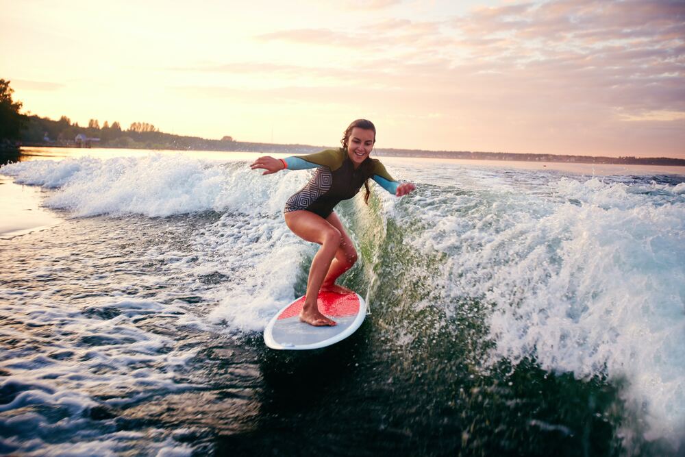 SurfySpot - Chica surfeando mirando hacia abajo