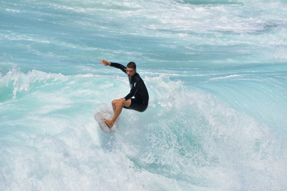 Chico surfeando una ola