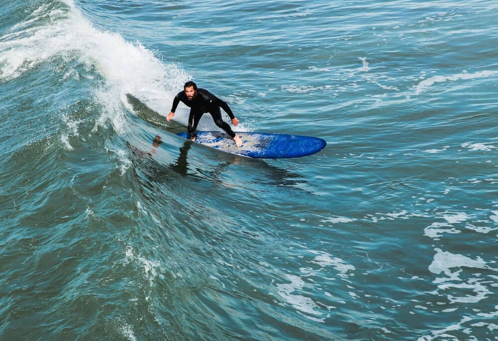 Hombre surfeando