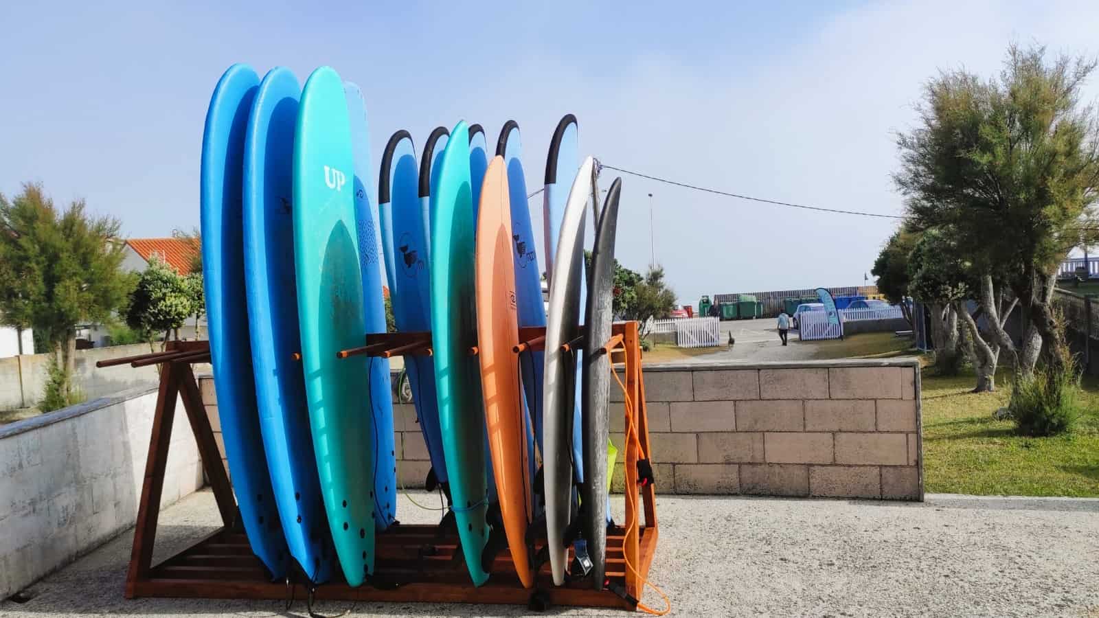 Alquiler de tablas de surf en la Playa de Razo, Galicia con (Boaola)