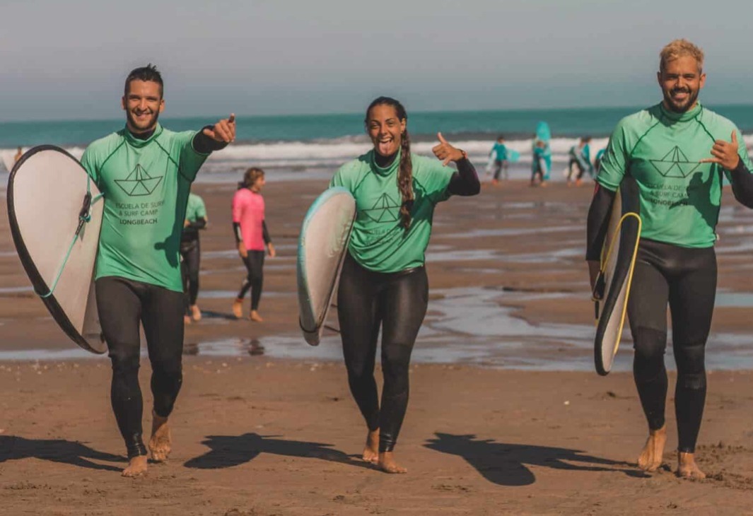Clases de Surf en Salinas, Asturias con la “Longbeach” 🏄‍♂️
