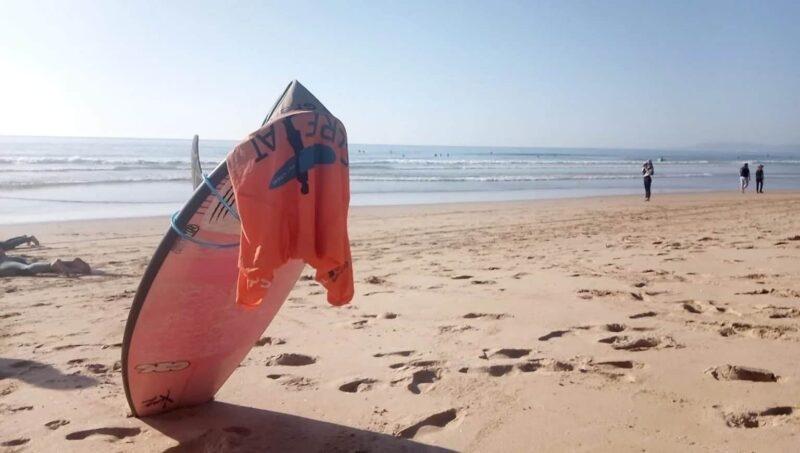 Alquiler de tablas de surf en Praia Grande, Lisboa con Surf At