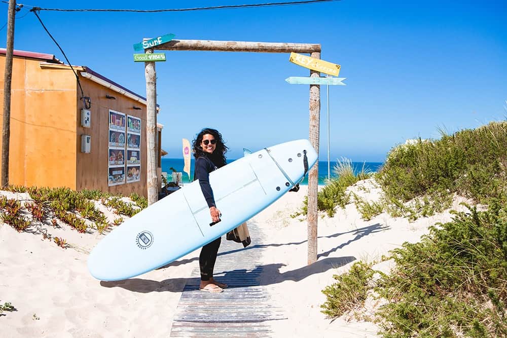 Clases de surf en Santa Cruz (Lisboa), Portugal con “Surfcamp360”