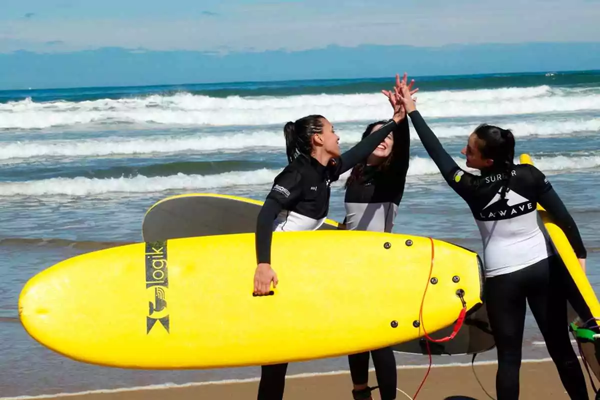 Alquiler de tabla de surf y neopreno por día en Somo, Cantabria 🏄