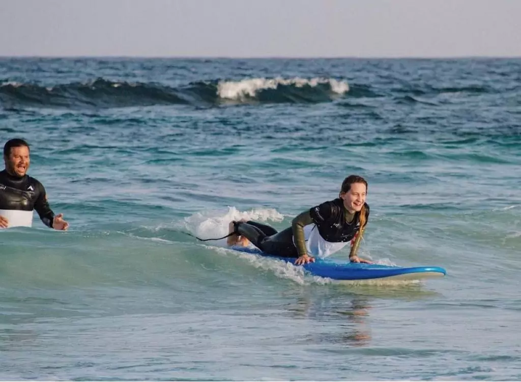 Clases de surf en Playa Blanca, Fuerteventura con “La Wave”